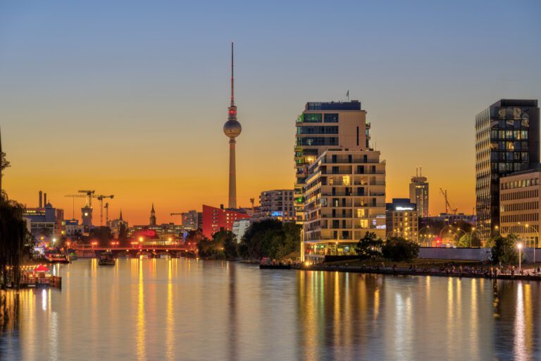 the-river-spree-in-berlin-after-sunset-2023-11-27-05-01-56-utc (1)
